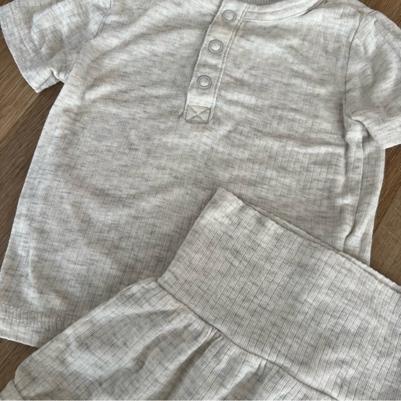 Carter’s Ribbed Baby Set - Picture 2 of 4